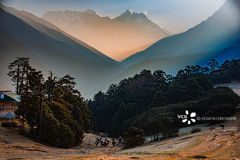 迷人的日出的珠穆朗玛峰，Nuptse和Lhotse，从腾格布切，珠穆朗玛峰地区，尼泊尔图片素材