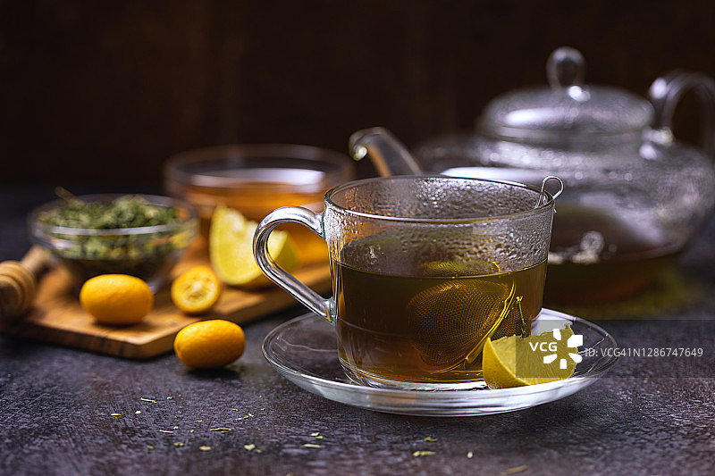 一杯加了蜂蜜和金橘的热茶图片素材