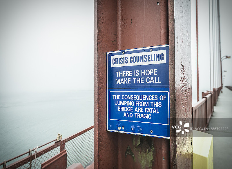 金门大桥上的自杀预防标志图片素材