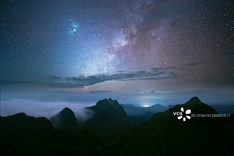 在泰国清迈，夜深人稀的清岛山有银河图片素材