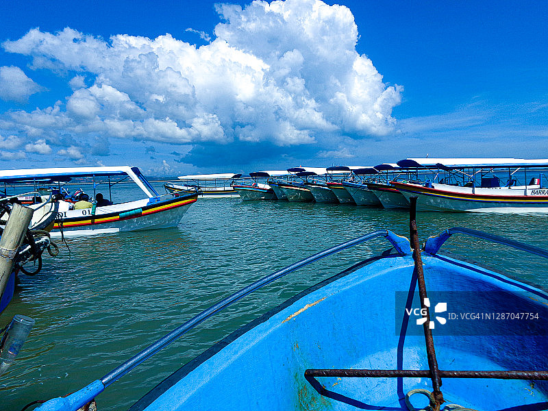 努沙杜瓦巴厘海滩上的观光船图片素材