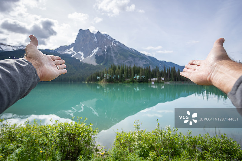 加拿大不列颠哥伦比亚省尤霍国家公园的翡翠湖图片素材