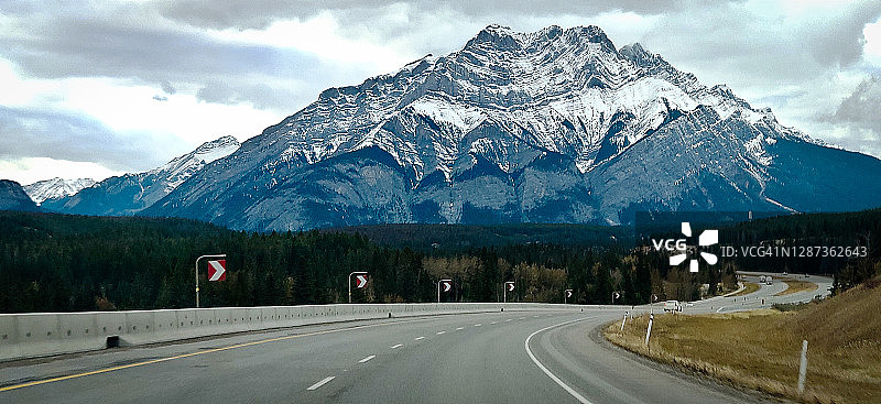 横贯加拿大的高速公路穿过自然保护区，背景是伦德尔峰图片素材