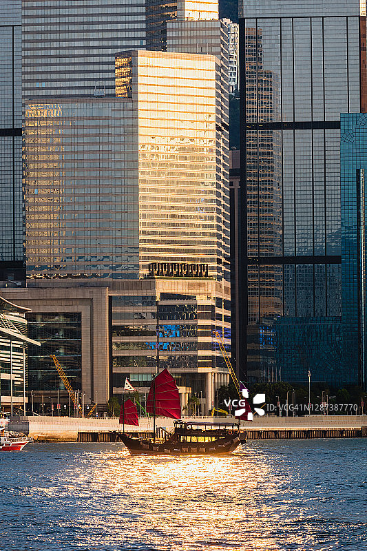 日落时分，中国香港，舢板起航图片素材
