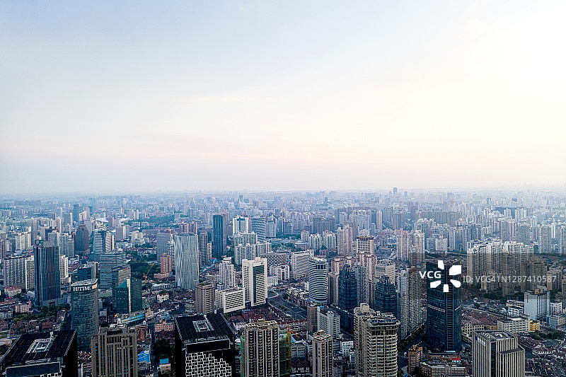 鸟瞰图现代城市天际线的上海，中国在黎明图片素材