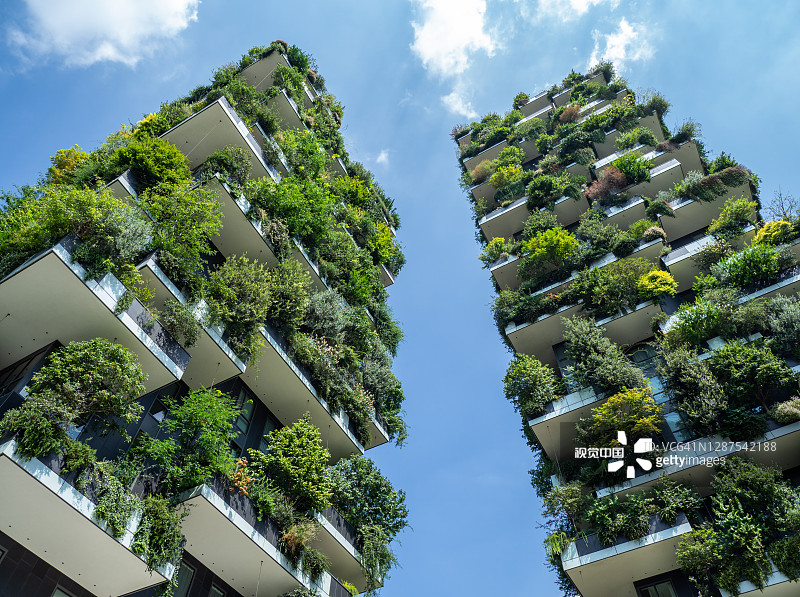 米兰,意大利。Bosco Verticale，在现代和生态摩天大楼与许多树在每个阳台。现代建筑，垂直花园，带有植物的露台图片素材