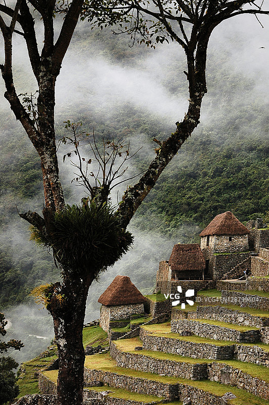 秘鲁马丘比丘印加城的废墟和复制的屋顶图片素材