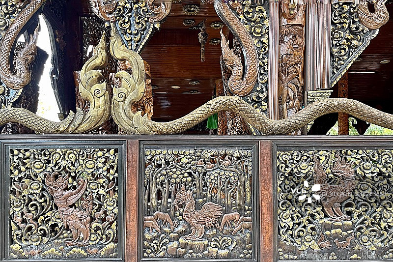 Pong Nam Ron旅游目的地- Wat Khao Chawang Temple的木制教堂(外部)有漂亮的木材渴望，大理石佛像和花卉装饰。图片素材