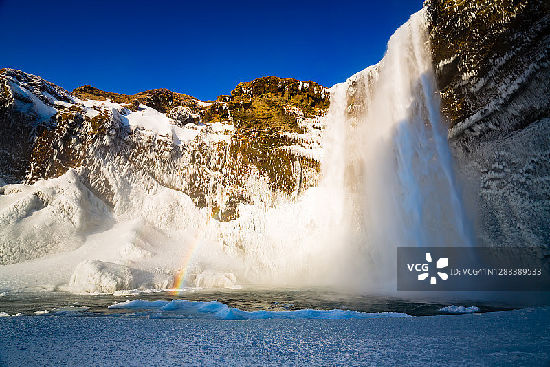 彩虹瀑布。美丽的晴天。冰岛在冬天。图片素材