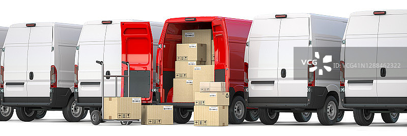 一辆开着门的红色货车和一排白色货车里放着纸箱的手推车。交付和运输概念。图片素材
