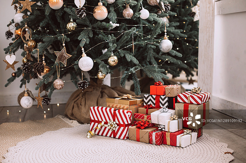 圣诞树下为一家人准备的圣诞礼物图片素材