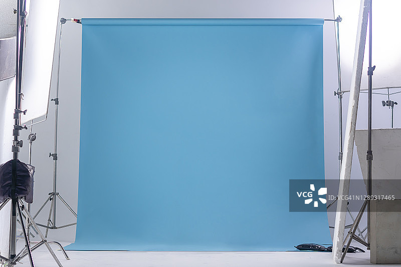 蓝色背景和照明设置在工作室工作场所图片素材