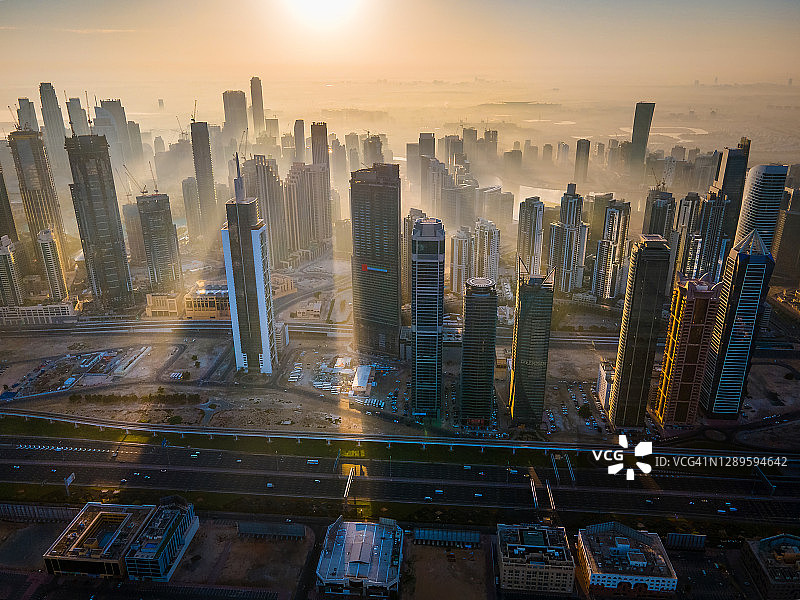 阿联酋迪拜现代摩天大楼上的日出图片素材