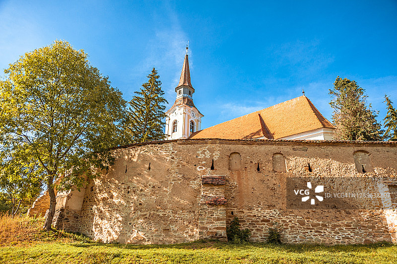加固教堂Criț (Biserica fortificată din Criț)的墙和塔，映衬着晴朗的蓝天图片素材