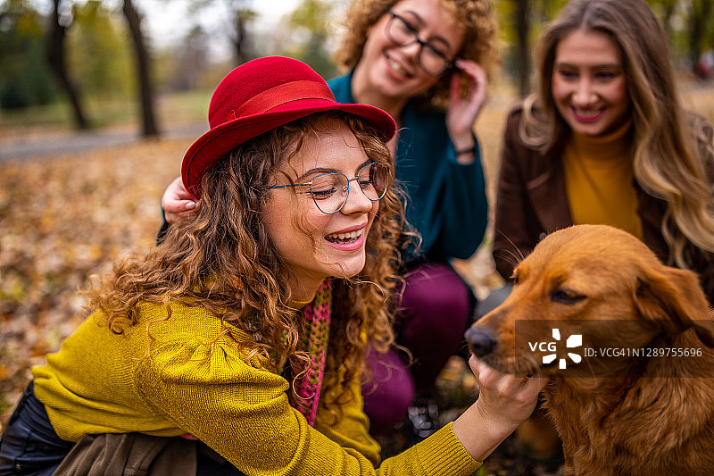 一个女性和她的朋友和一只流浪狗的肖像图片素材