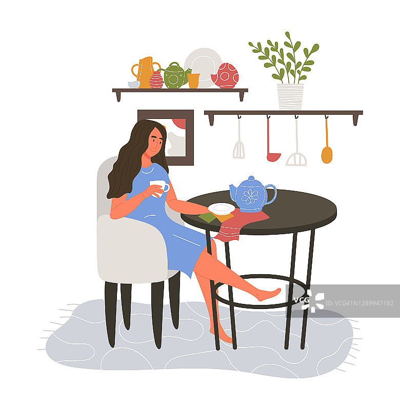 黑发女性角色坐在扶手椅里喝着厨房里的热茶图片素材