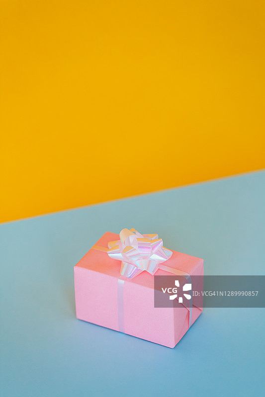 简单的礼品盒与包装盒。年度流行色图片素材