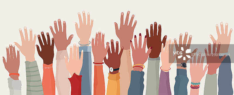 小组举起了人的手臂和手。多元化多民族的人。种族平等。不同文化和民族的男人和女人。共存的和谐。多元文化的社会整合图片素材
