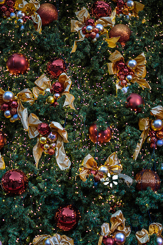 完整的框架拍摄的照明圣诞装饰圣诞树图片素材
