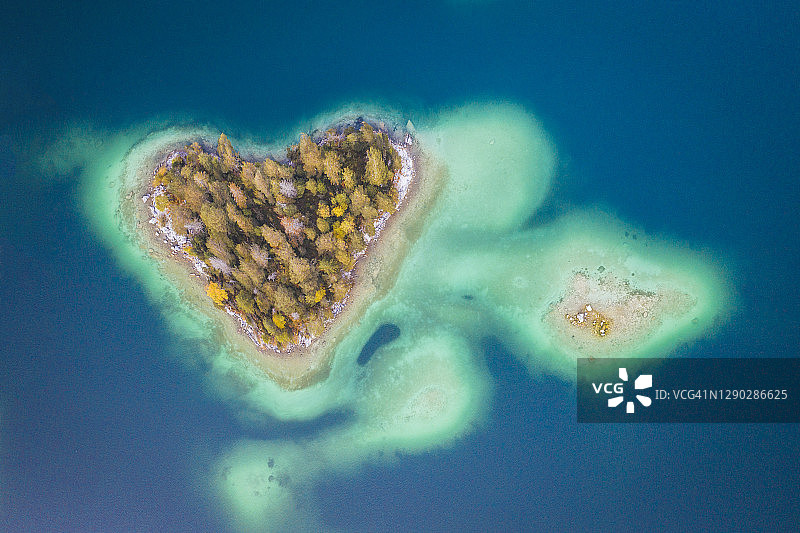 心形岛在田园诗般的山湖图片素材