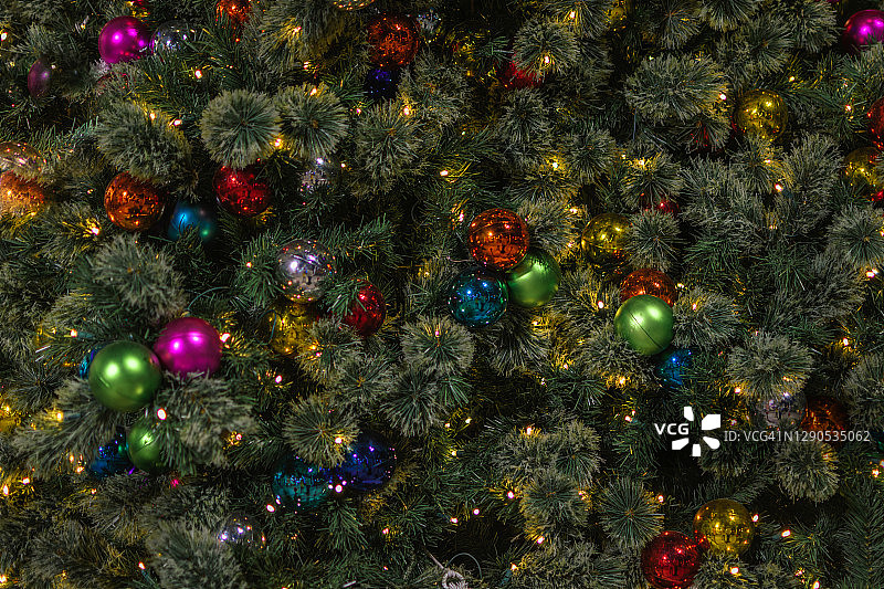 完整的框架拍摄的照明圣诞装饰圣诞树图片素材