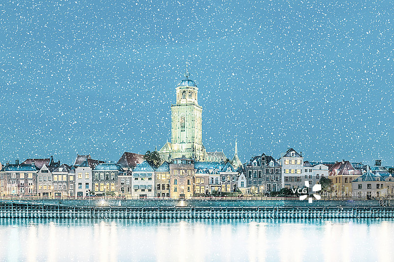 荷兰城市Deventer在Overijssel降雪的冬季景观，前面是IJssel河图片素材