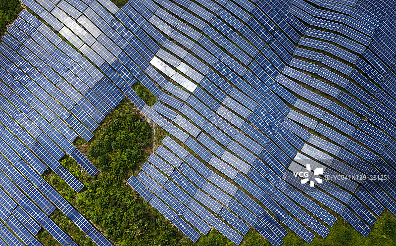 无人机拍摄的山顶太阳能电池板图片素材
