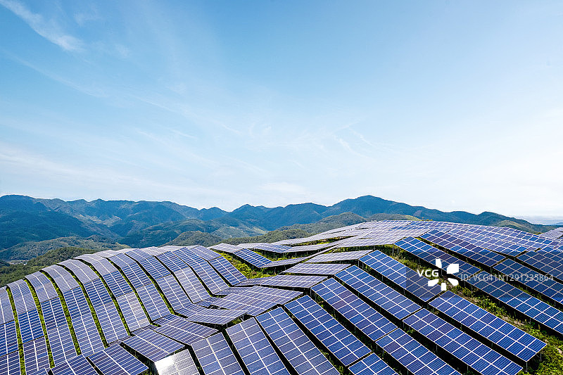 山上太阳能电池板的鸟瞰图图片素材