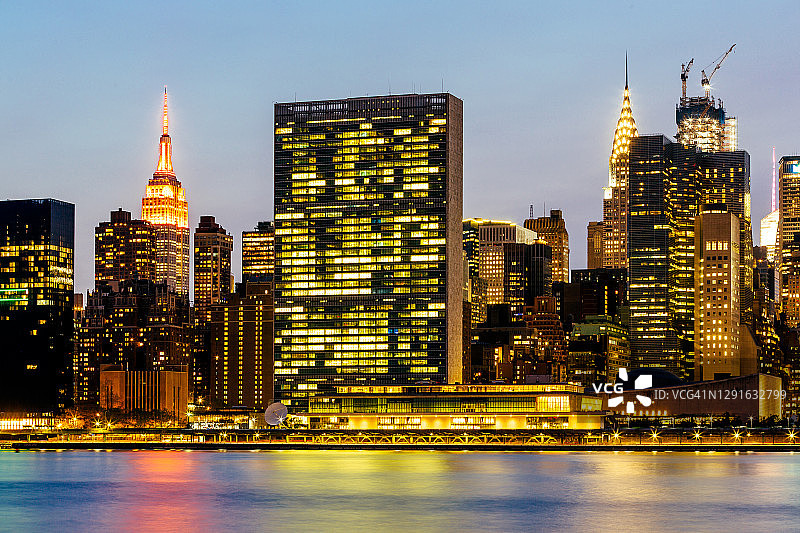 纽约天际线和东河照亮了夜晚，纽约，美国图片素材