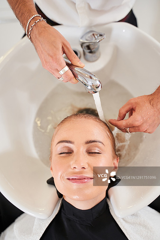 发型师在洗脸盆里洗头图片素材