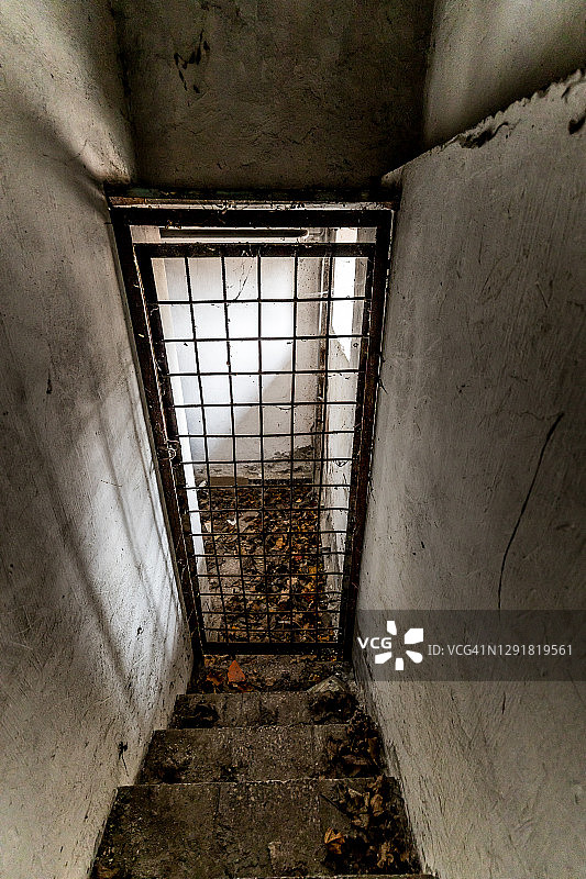 废弃建筑里的旧监狱门图片素材