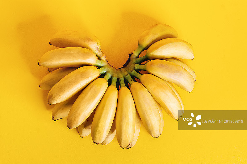 黄色背景上的一串香蕉图片素材