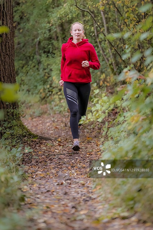 判定女运动员在森林中慢跑图片素材