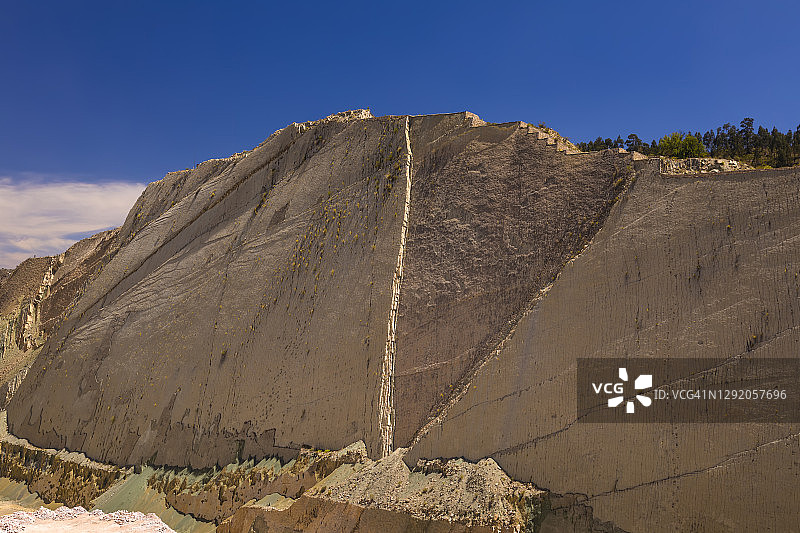 玻利维亚苏克雷帕克白垩纪悬崖上的恐龙脚印图片素材