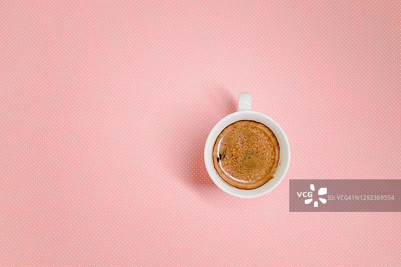 粉红色背景上的咖啡图片素材