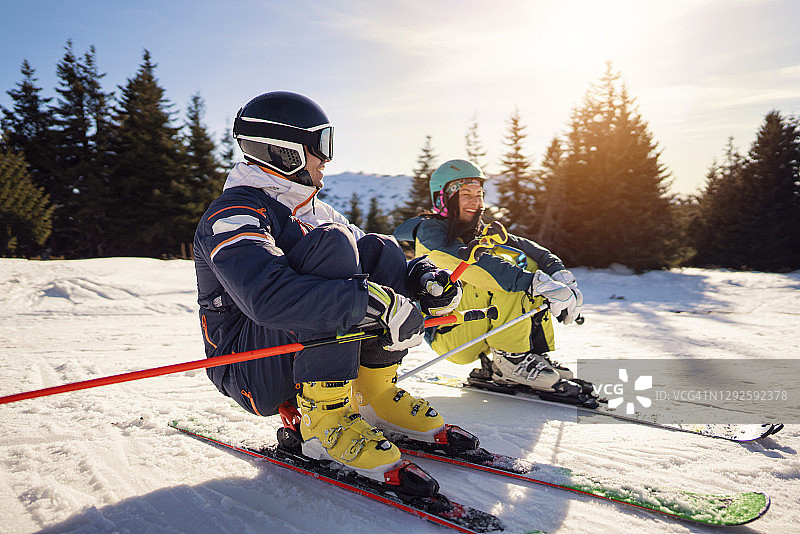 一对快乐的夫妇在山上滑雪图片素材
