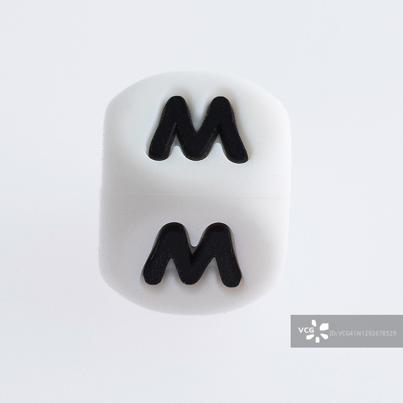 骰子与字母M在白色的背景图片素材
