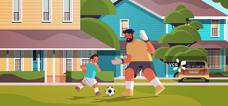 父亲与儿子在后院草坪上踢足球，父亲的概念，父亲花时间与孩子图片素材