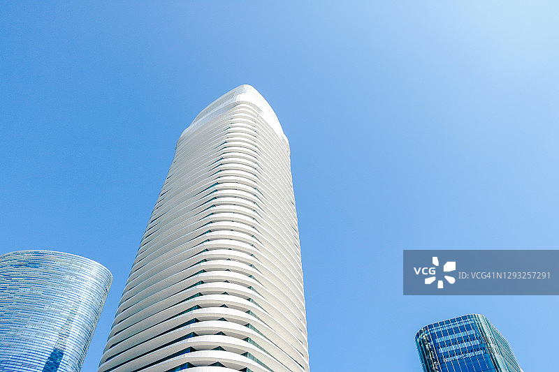 广州中央商务区(CBD)的天空映衬着现代摩天大楼。图片素材