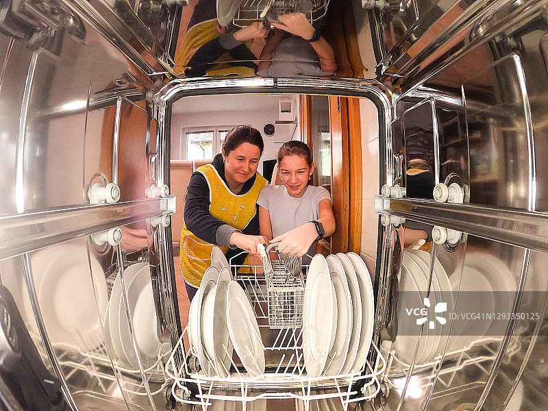 母亲和女儿使用洗碗机图片素材