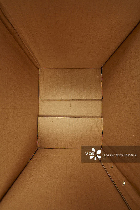 棕色纸板箱孤立在白色背景上。适用于食品、化妆品或医药包装。图片素材