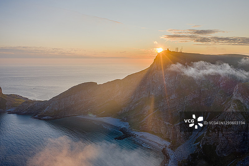 挪威Værøy岛的日落鸟瞰图图片素材