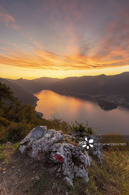 日落时分，意大利伦巴第莱泽诺的努沃洛内山上的科莫湖全景图片素材