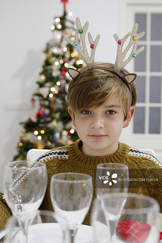 等待圣诞晚餐的男孩图片素材