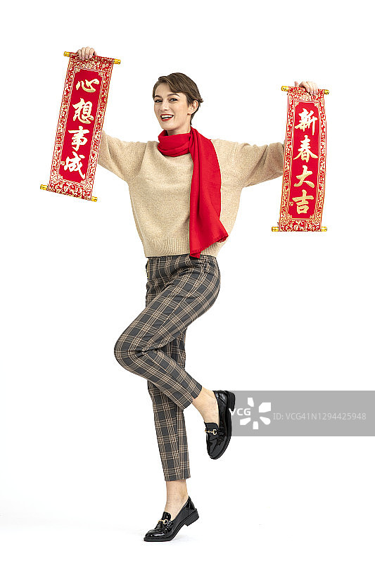 年轻的西方女性捧着传统的中国春晖图片素材