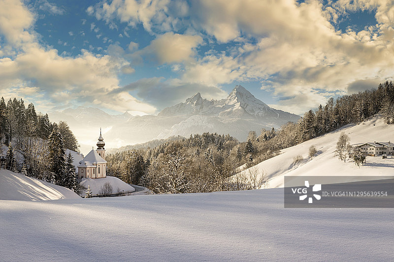 巴伐利亚阿尔卑斯与夕阳照耀的偏远教堂图片素材