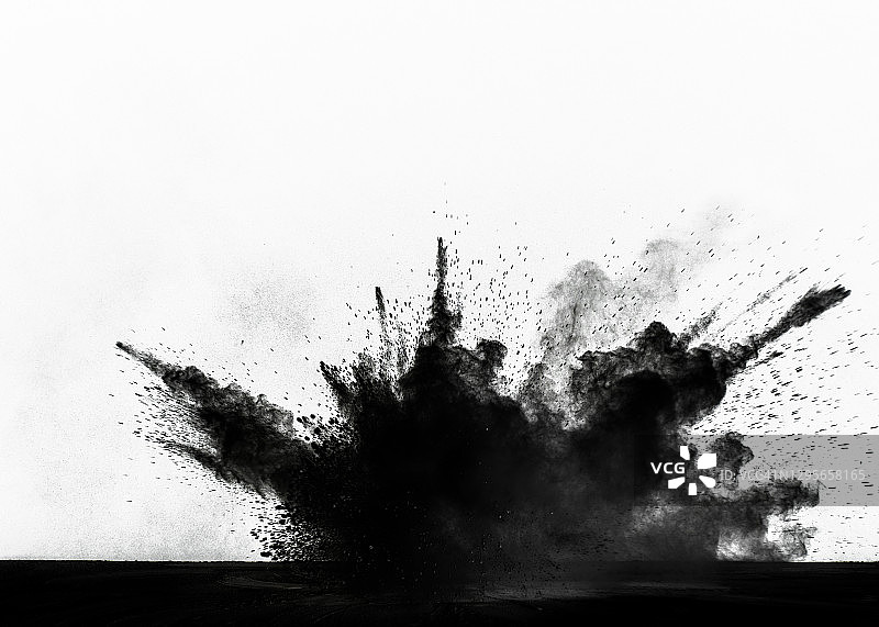 黑色尘埃粒子在白色背景上的撞击爆炸。图片素材