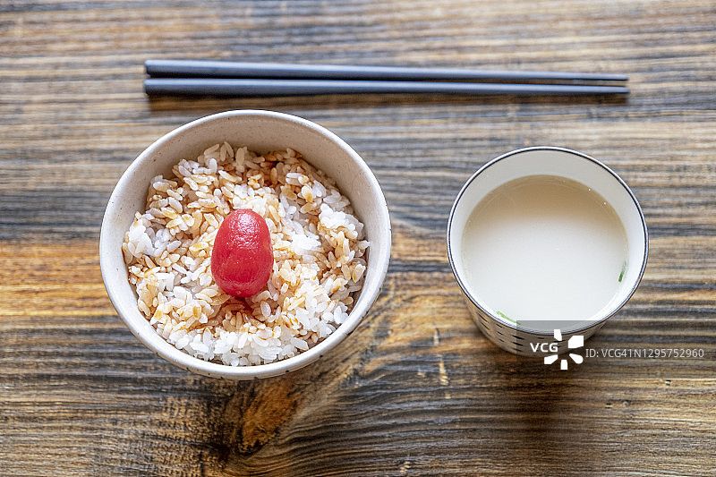 日式果脯西红柿配米饭和味噌汤图片素材