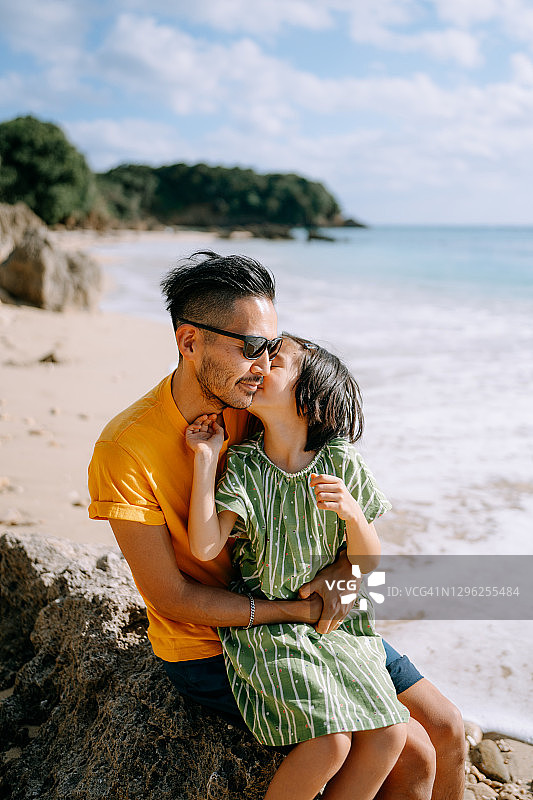 快乐的父亲和小女儿在海滩上，日本图片素材