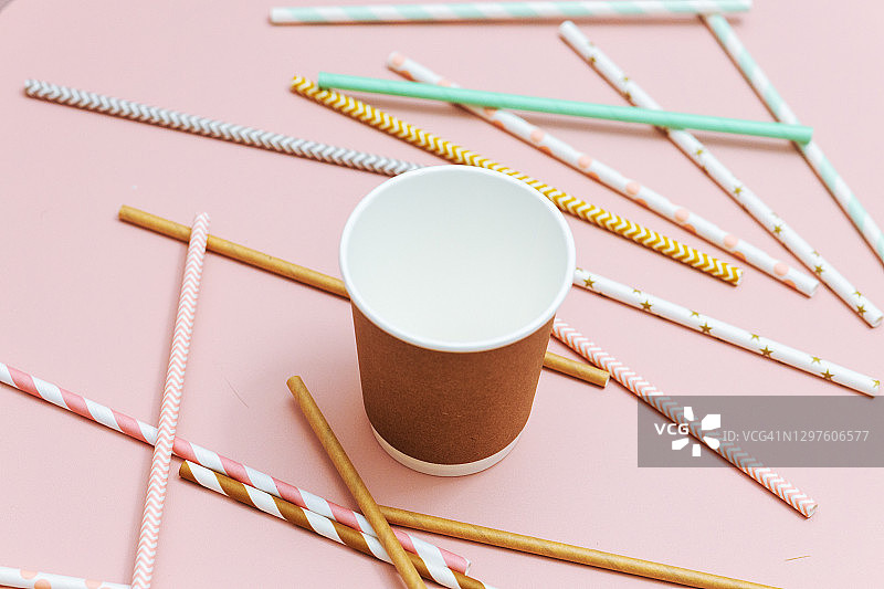 粉色背景的纸咖啡杯和纸吸管图片素材